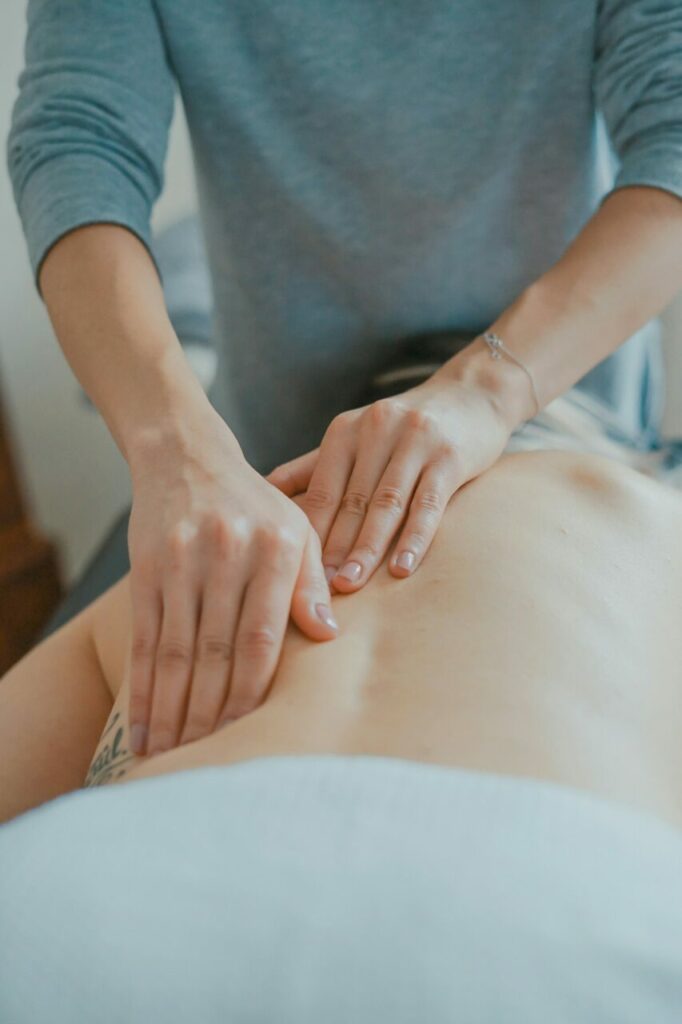 Image illustrant le massage d'un dos 
