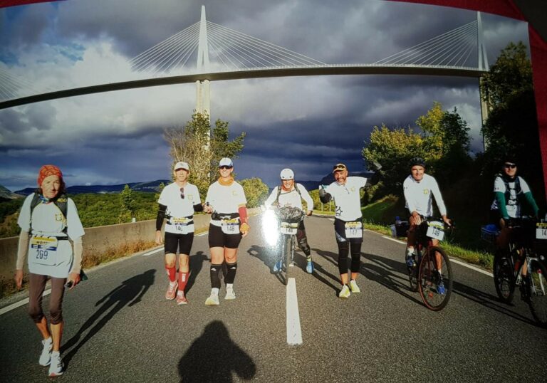 Hervé et sa guide Carole devant le Viaduc de Millau dans la course des 100 km