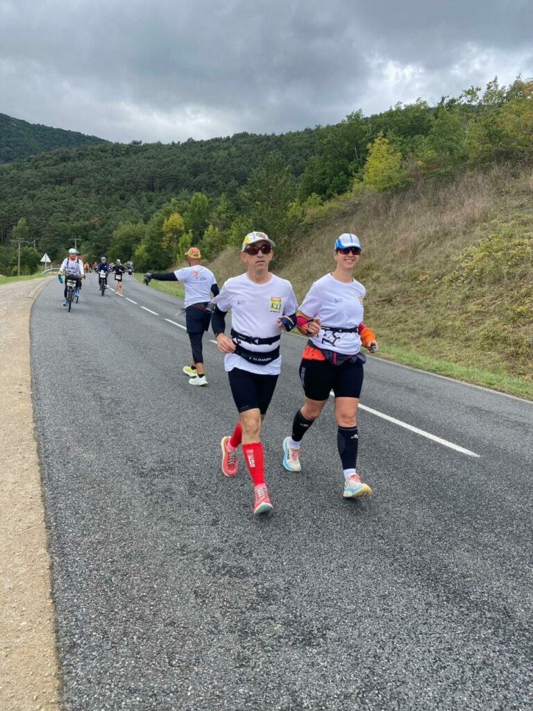 Hervé et sa guide Carole courent sur la route des 100km de Millau