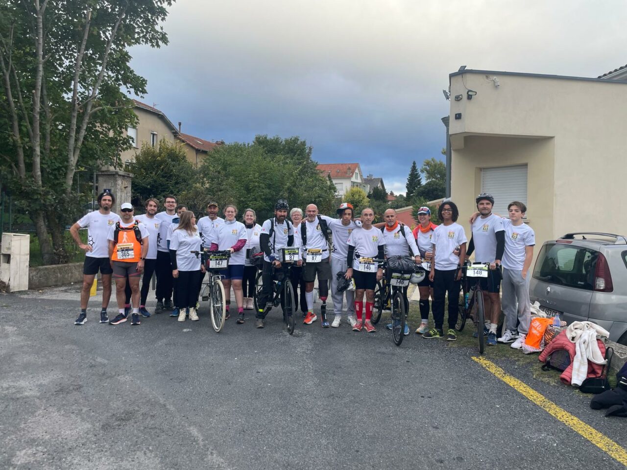 Groupe Canal de Vie le matin du départ des 100km de Millau