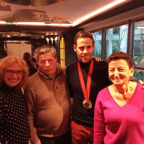 de gauche à droite Marie-Pierre, Joël, Thibaut avec sa médaille d’argent et Fatim